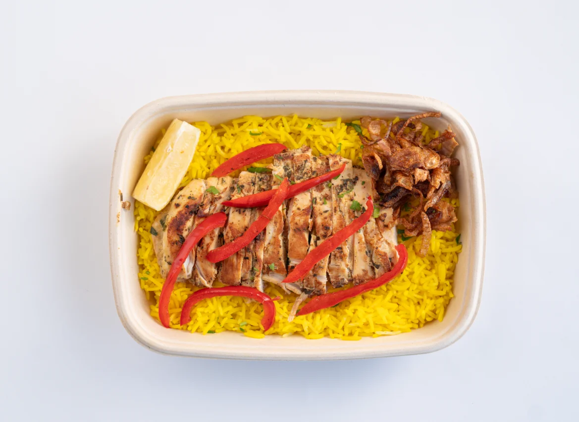 أرز المحيط الهادئ الأصفر بالليمون والأعشاب والدجاج بالليمون